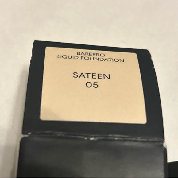 BareMinerals barePro Liquid Foundation sateen 05 - Picture 6 of 7